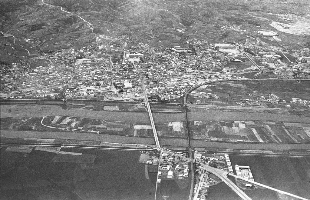 상공에서 본 울산교 주변 시가지 전경_1967