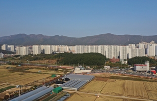 북구의 고층건물군과 배면의 산지능선