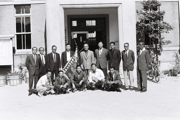 궁도대회 우승기 전달