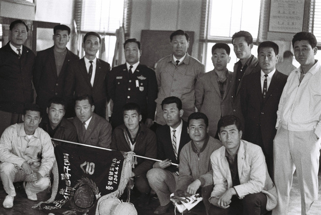 진해군 군항제 축구선수단 우승기 전달