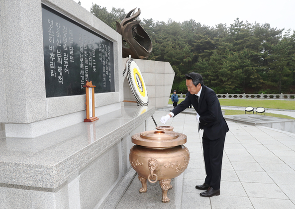 신임 안승대 울산시 행정부시장 현충탑 참배 
