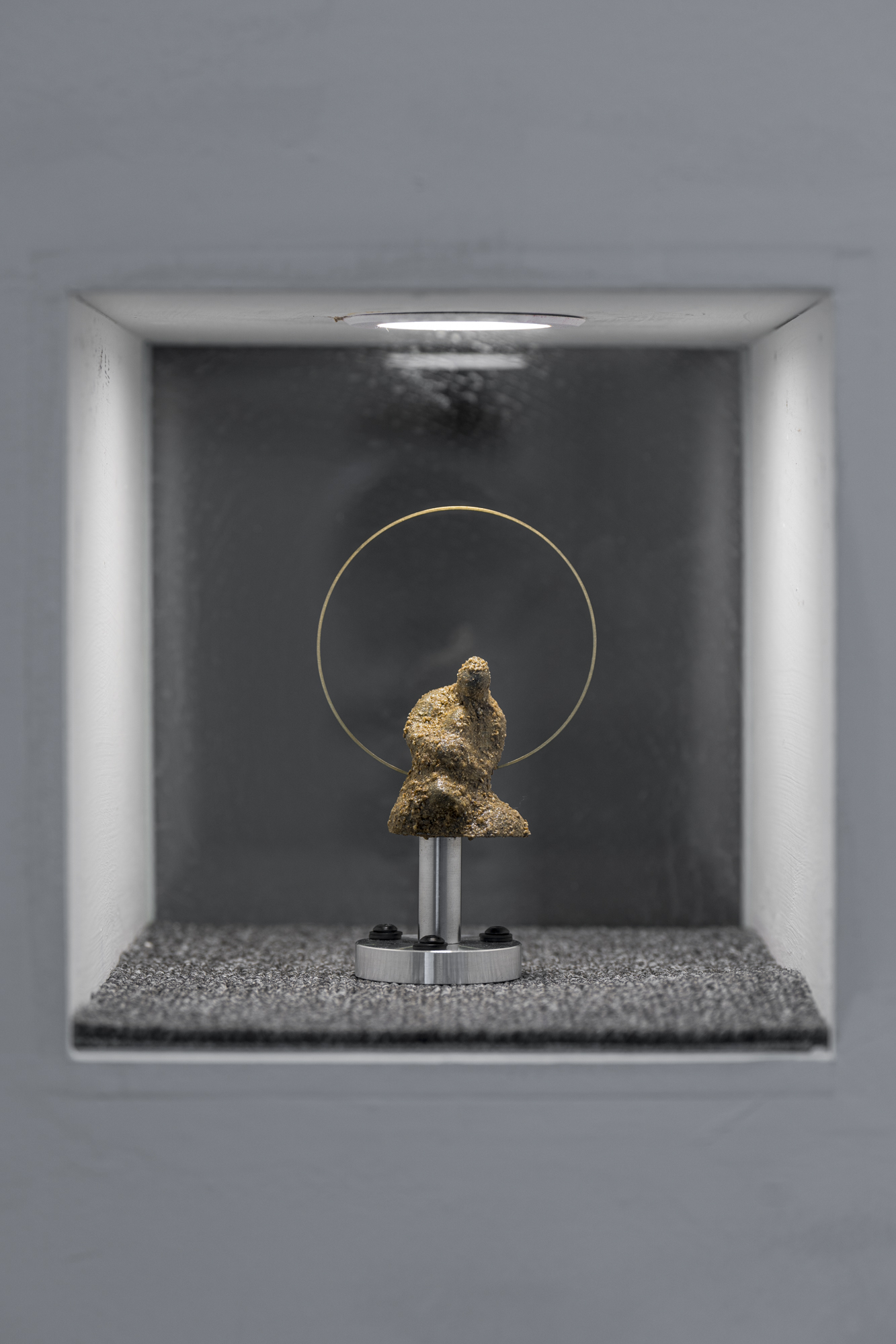<아이는 아이를 안고>, 2024, 복합재료, 20x10x10cm 
