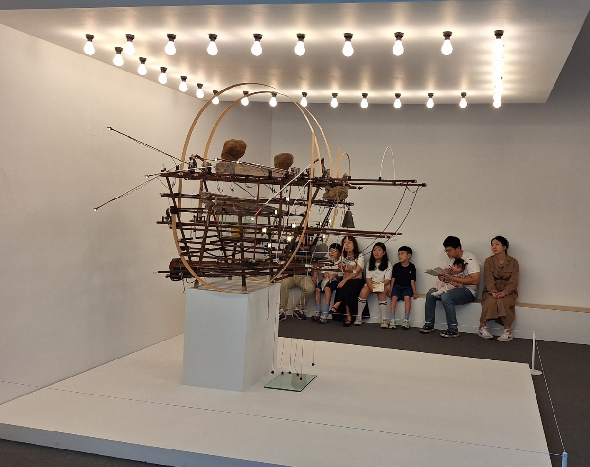 《아이는 아이를 안고》전시작품 감상 중인 가족