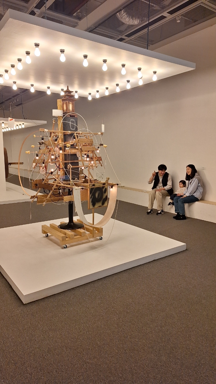 《아이는 아이를 안고》전시작품 감상 중인 가족