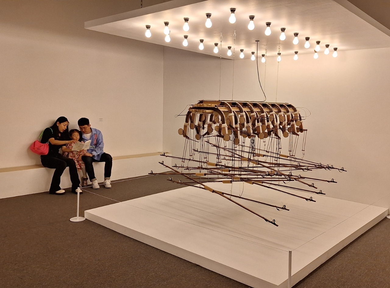 《아이는 아이를 안고》시를 읽고 있는 가족