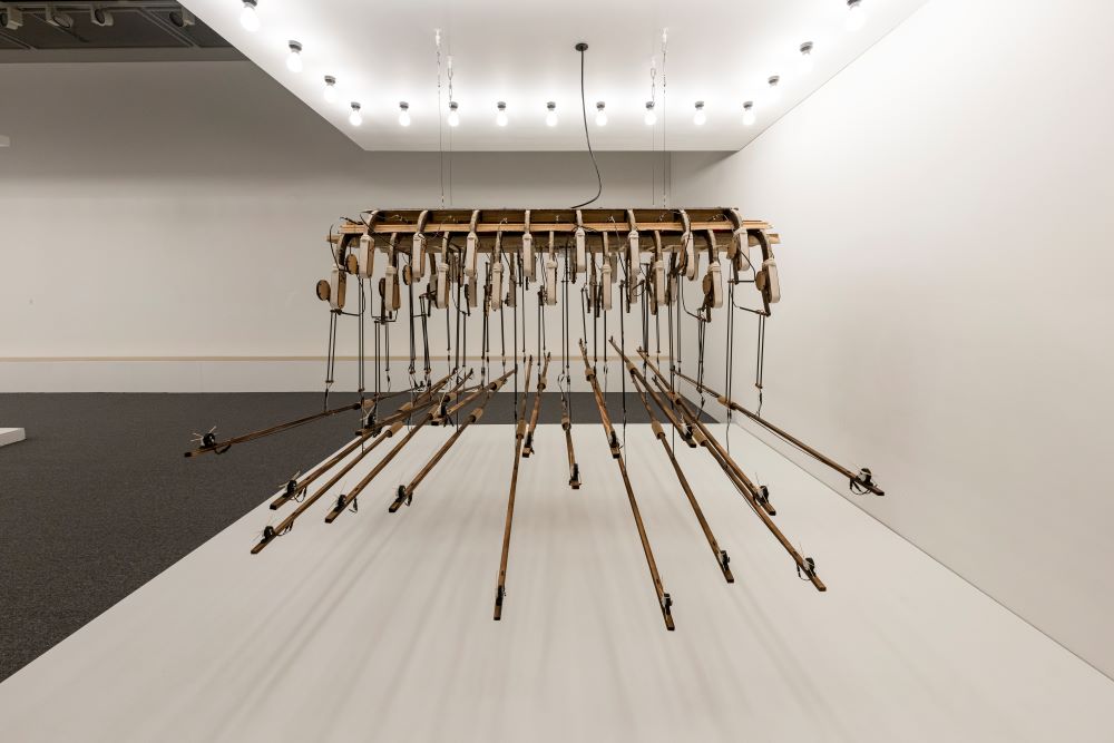 <I Once Saw a Man Who Stood Still>, 2024, Wood, Motor, Thread, Mixed media, 150x190x200cm