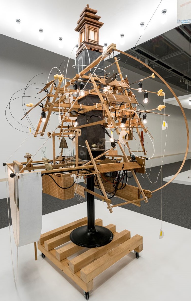 <Standing Workers #22>, 2022, Wood, Motor, Light bulb, Thread, Mixed media, 250x180x170cm