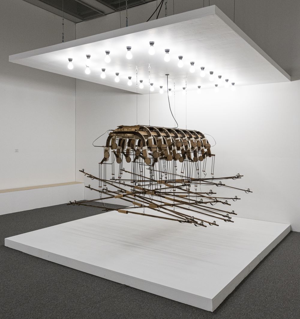 <I Once Saw a Man Who Stood Still>, 2024, Wood, Motor, Thread, Mixed media, 150x190x200cm