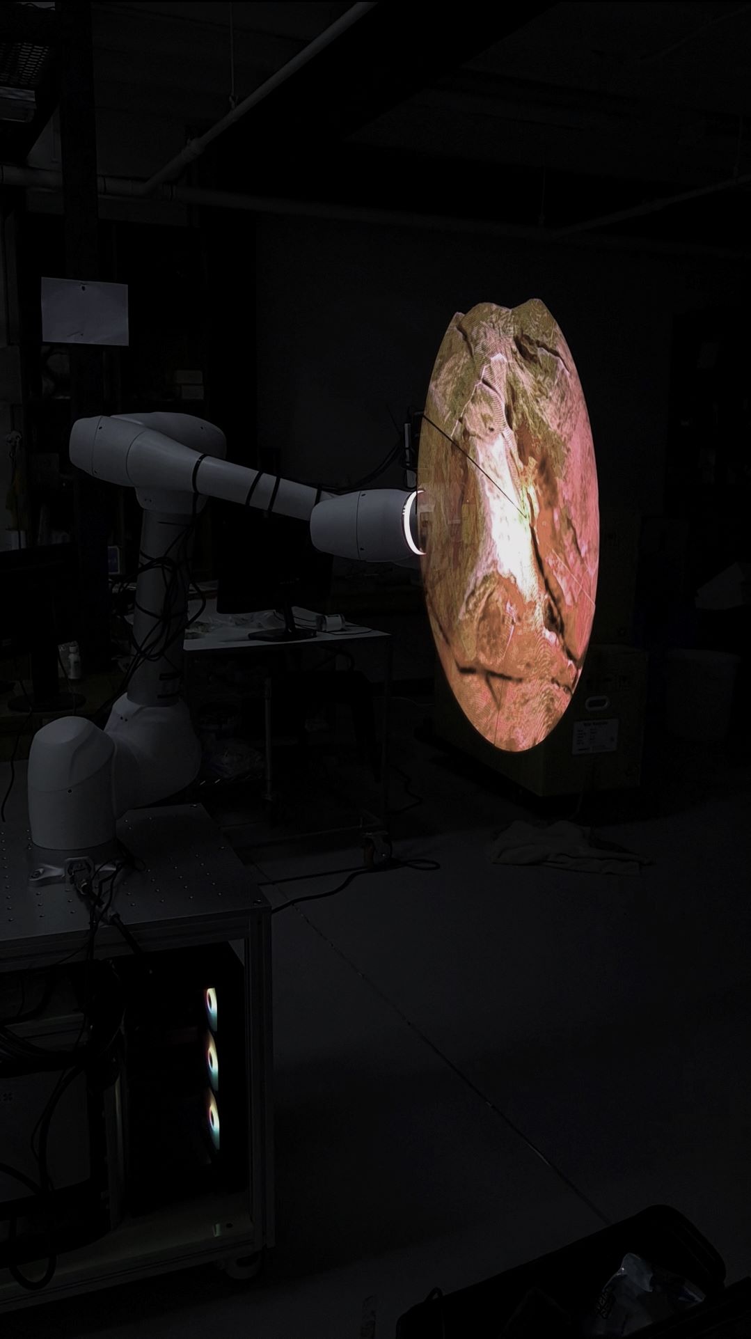  Butterfly’s Poem, 2025, robot arm, hlogram fan, directional speaker, PC,  230×135×135cm