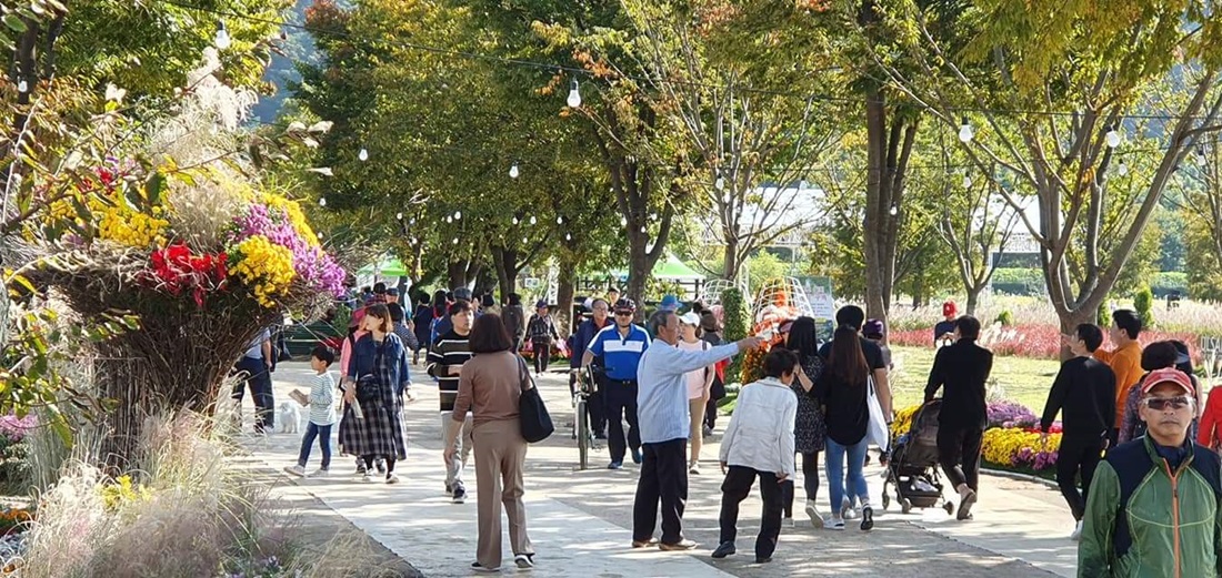 태화강 국가정원 지정 선포행사를 찾은 관람객들2