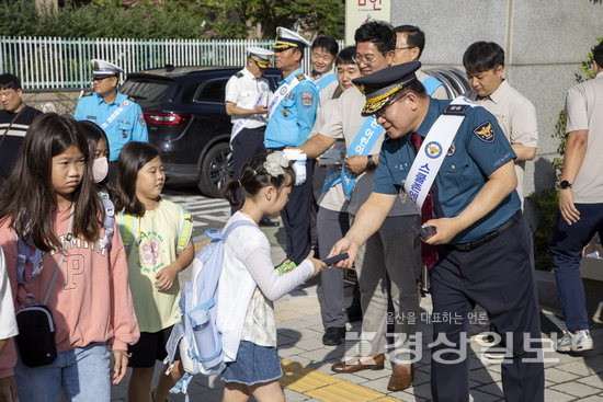 울산경찰청은 19일 등교시간에 맞춰 북구 명촌초등학교 스쿨존에서 울산경찰청, 울산교육청, 울산시, 울산자치경찰위원회, 울산북구청 등 유관기관 합동으로 안전점검과 합동 캠페인을 개최했다