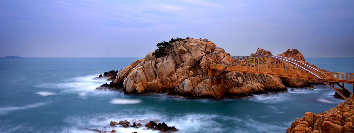 파도치는 바다 위에 대왕암 모습