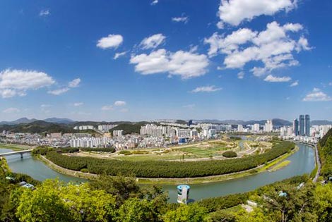 The breath of urban nature, the Taehwagang River