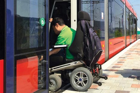 트램을 이용하는 휠체어탄 장애인