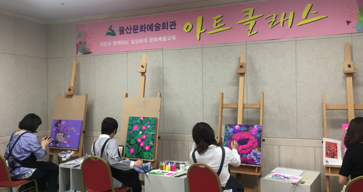 그림을 그리는 수강생들 모습
