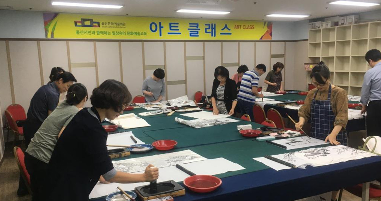 서예를 배우는 수강생들 사진